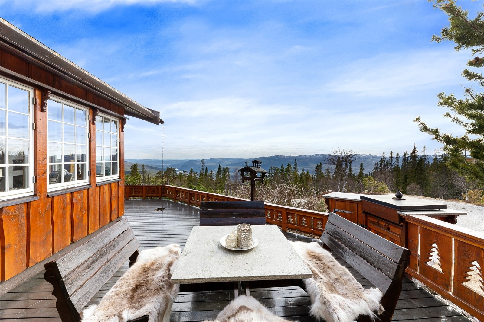 Uteplassen ligger skjermet til og byr på en nydelig utsikt mot sør og vest - ideelt for å nyte solnedganger og fjellets ro i fredelige omgivelser. Galleribilde