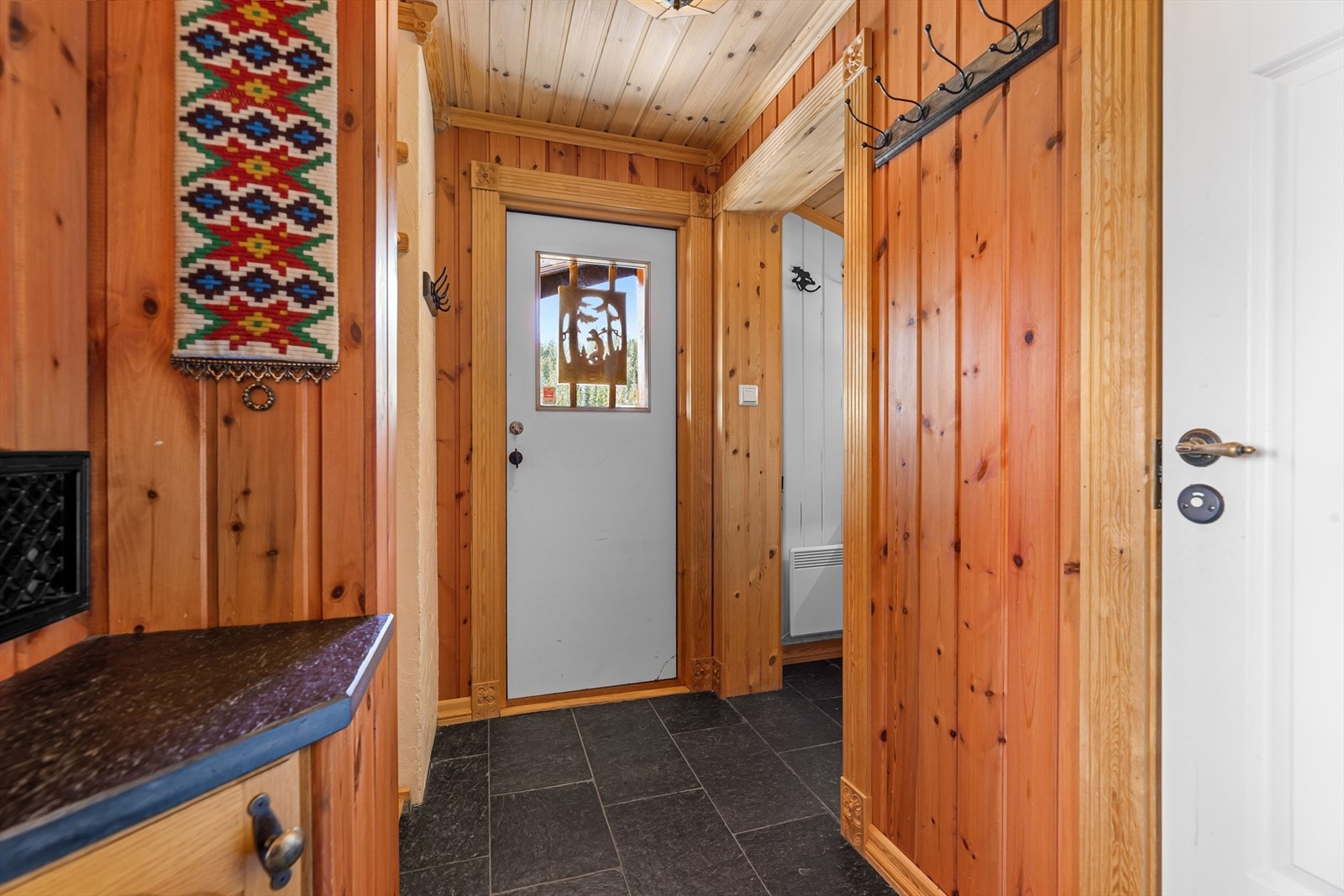 Entréen har adkomst til garderobenisje med god plass til yttertøy. Galleribilde