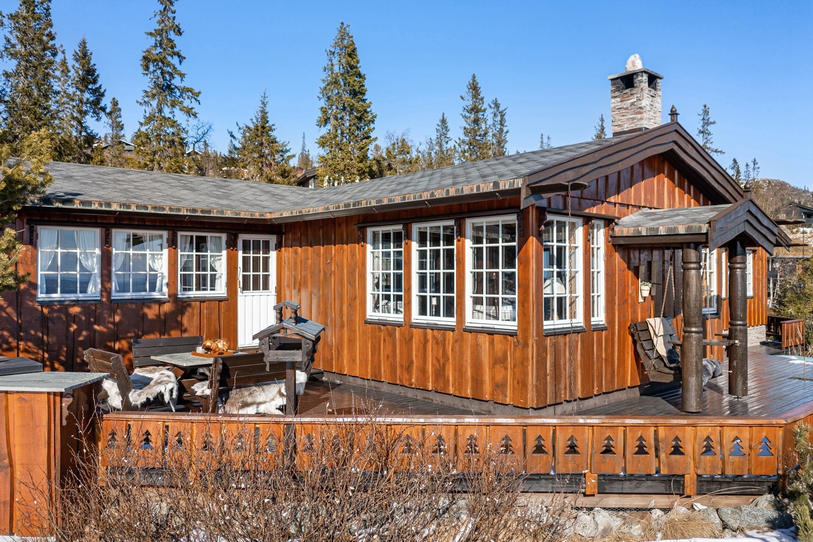 Uteområdet byr på generøse arealer med plass til både spisegruppe og loungemøbler - en naturlig forlengelse av hyttelivet ute. Galleribilde