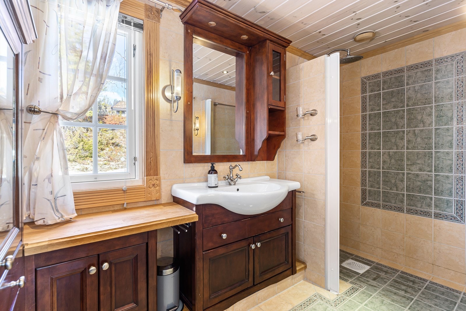 Fra hovedsoverommet er det direkte adkomst til eget bad. Galleribilde