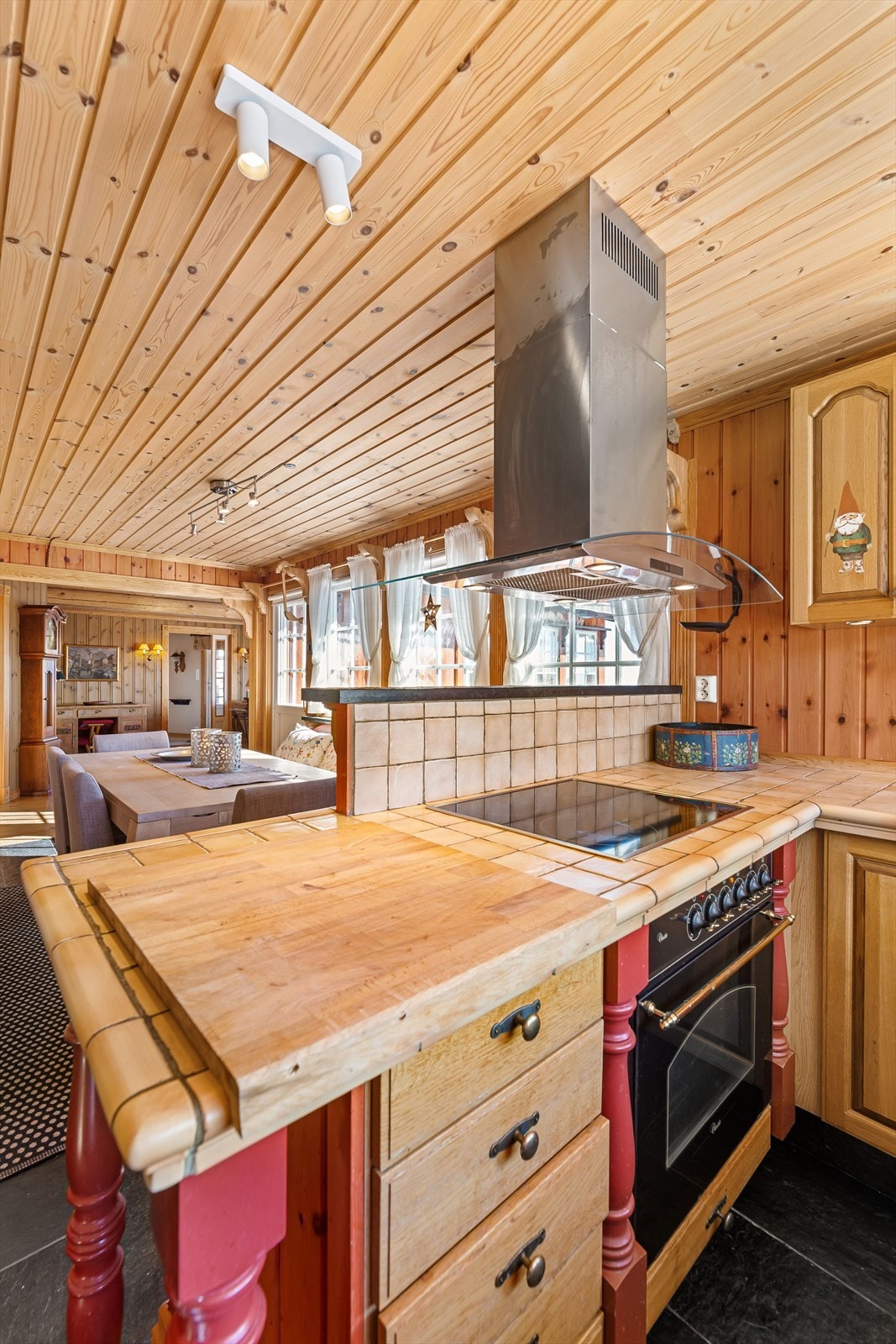 Luftig løsning med halvøy mot spisestuen. Galleribilde