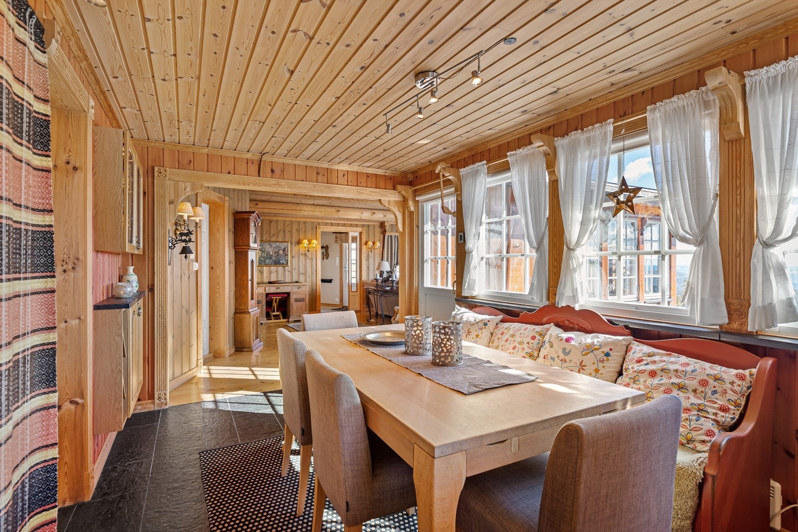 Det er god plass til et romslig spisebord. Galleribilde