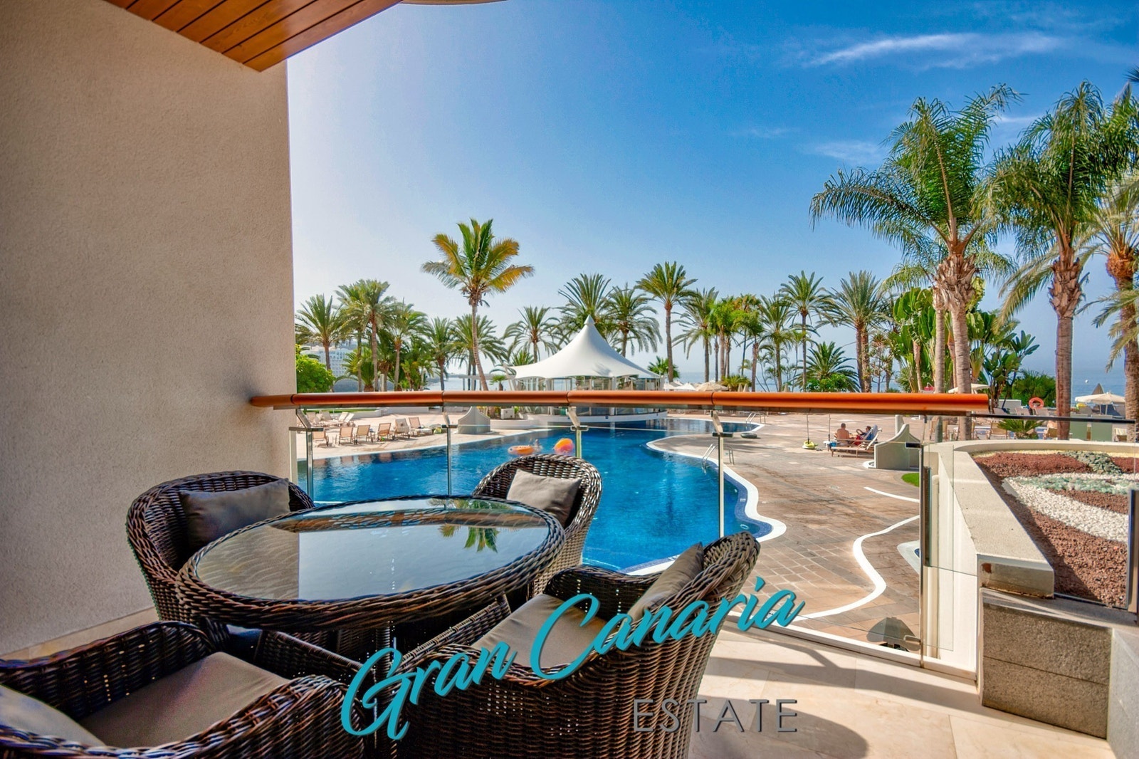 Sitteplass til flere på terrassen Galleribilde