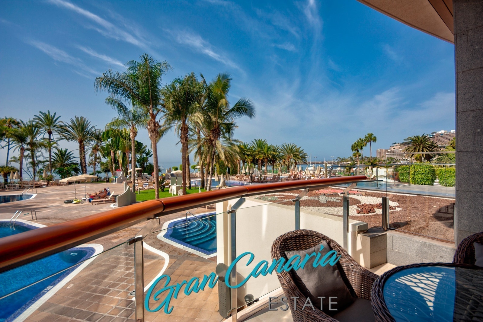 Leiligheten har utsikt mot havet og den nydelige tropiske hagen Galleribilde