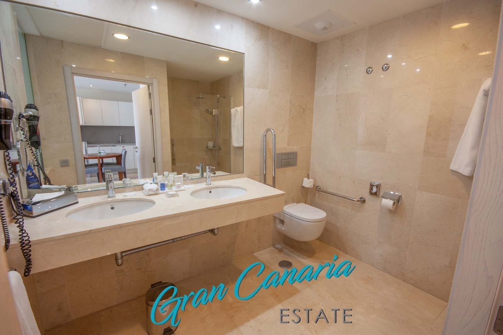 Marmorfliser på gulv og vegger på badet Galleribilde