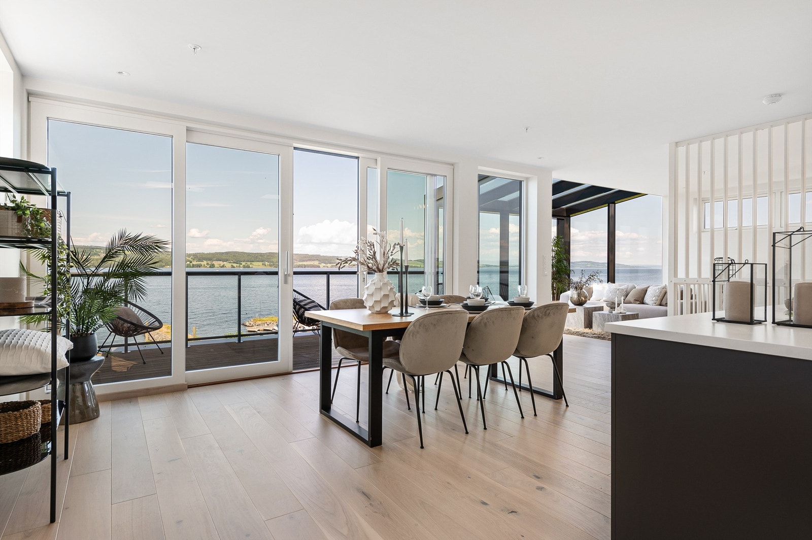 Første boligetasje består av et romslig kjøkken med god spisplass, lys og deilig stuedel og gjestetoalett Galleribilde