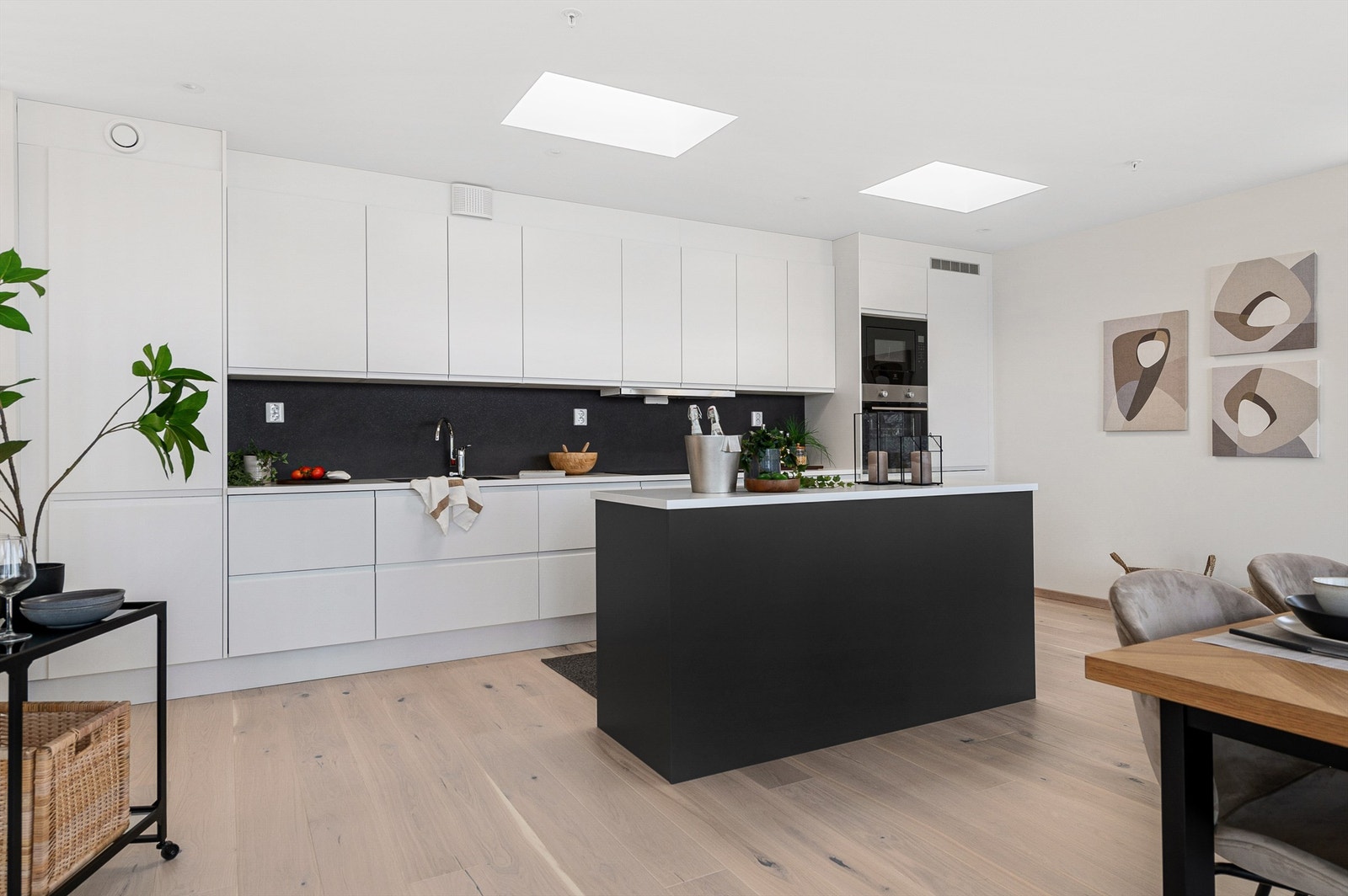 Påkostet kjøkken fra Norema med god skapplass og integrerte hvitevarer Galleribilde