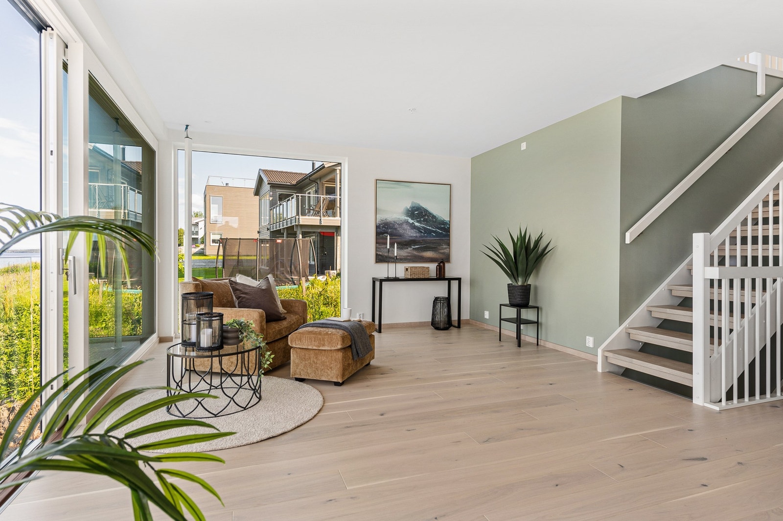 Villaen har totalt 3 stuer, en i hver etasje. Alle får nydelig utsikt Galleribilde