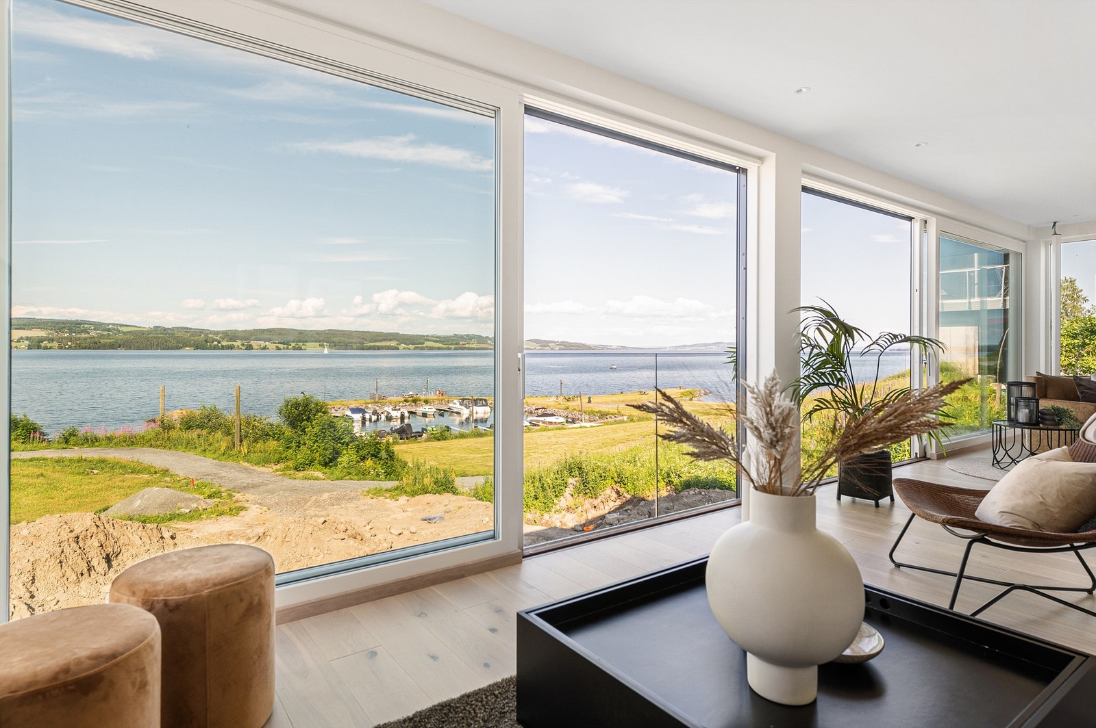 Nydelig utsikt fra stuen i underetasje også! Galleribilde