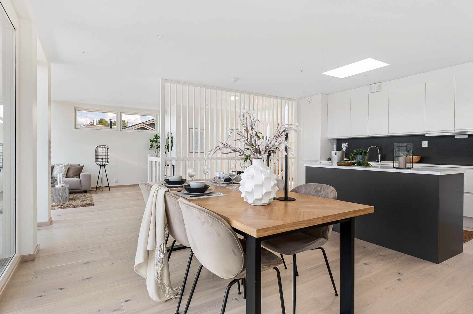 Store og gode rom med flotte lysforhold. Åpent og luftig - plass til mange på middag! Galleribilde