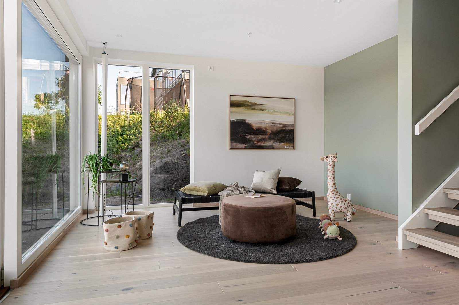 Store vinduer fra tak til gulv slipper inn masse lys Galleribilde