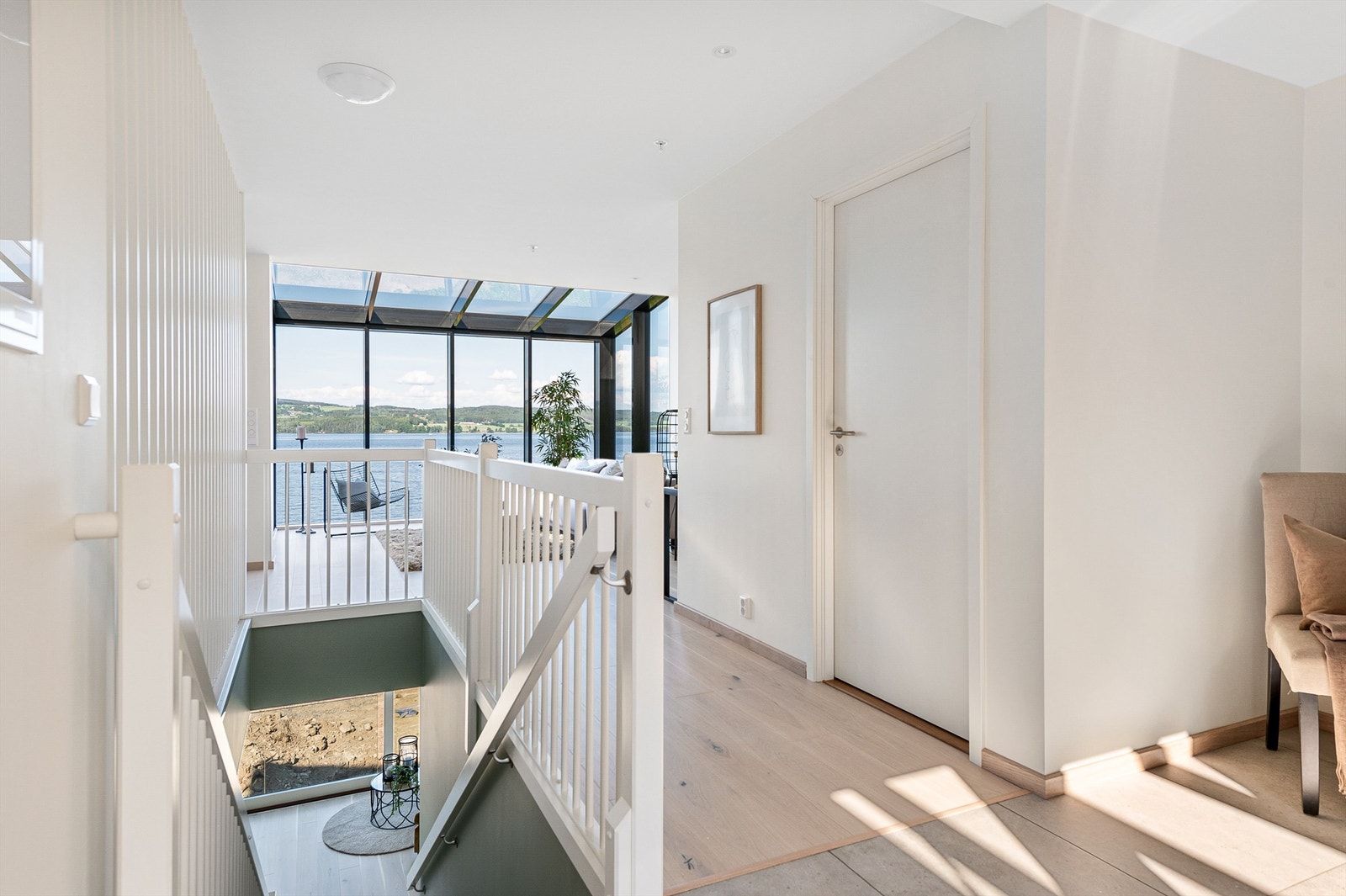 Boligen er på 3 etasjer med gode trapper Galleribilde