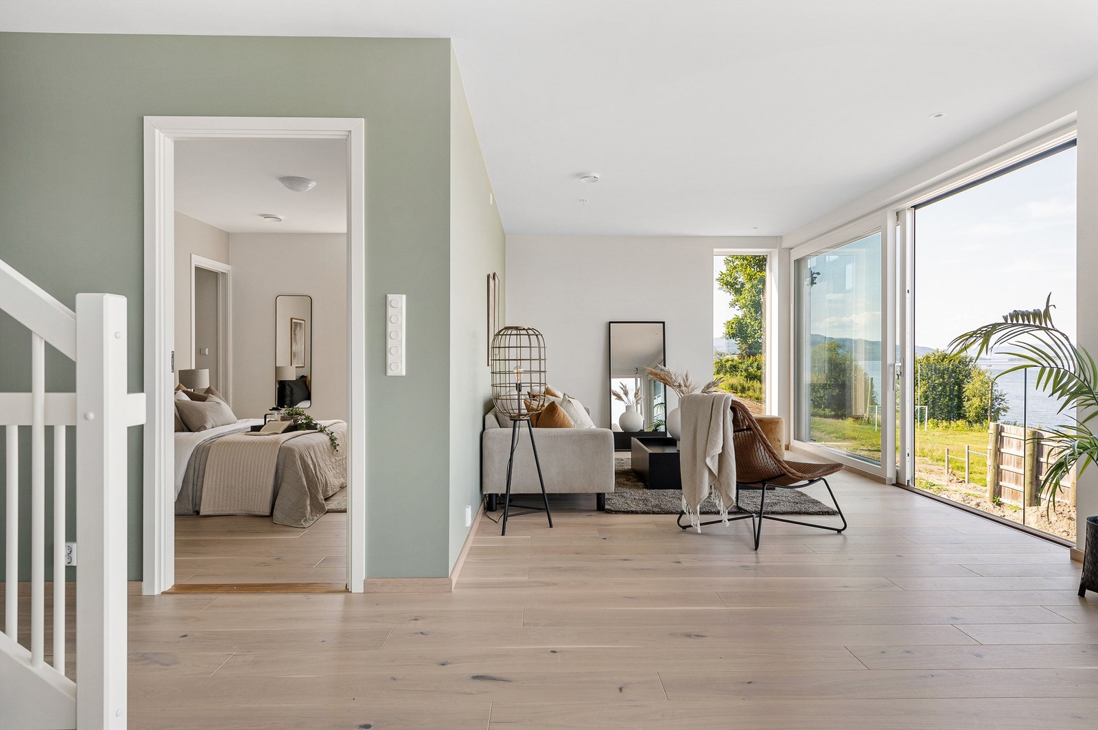 Hovedsoverom ligger i underetasjen og har privat adkomst til bad og walk in closet Galleribilde