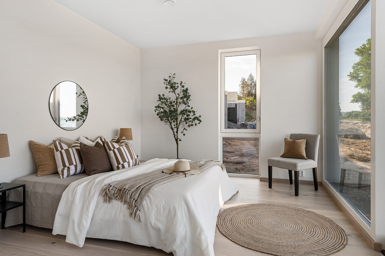 Stort soverom med direkte adkomst til hage Galleribilde