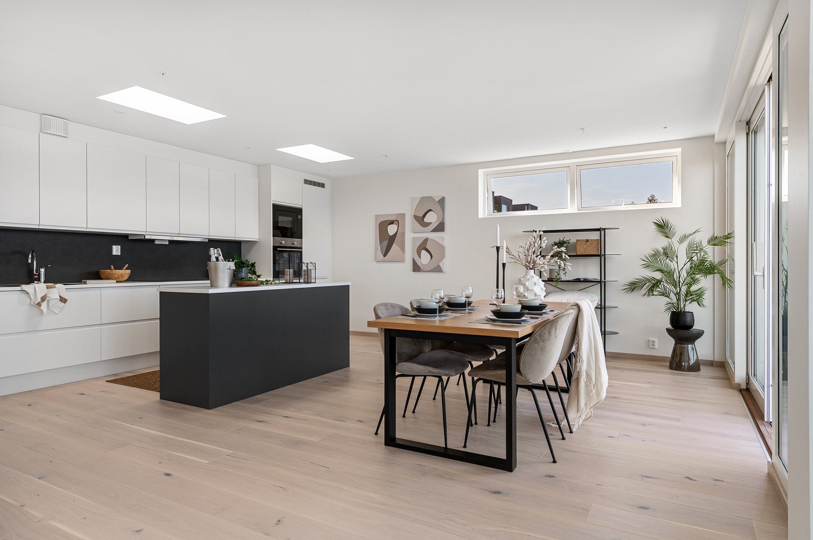 Stort og lekkert kjøkken med masse lys fra store vinduer og takoverlys Galleribilde