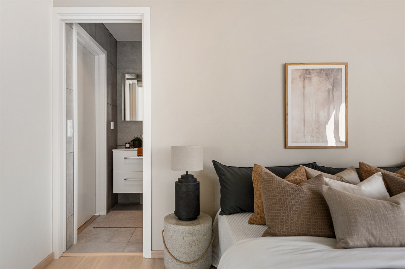 Fra hovedsoverom er det adkomst både bad og walk in Galleribilde