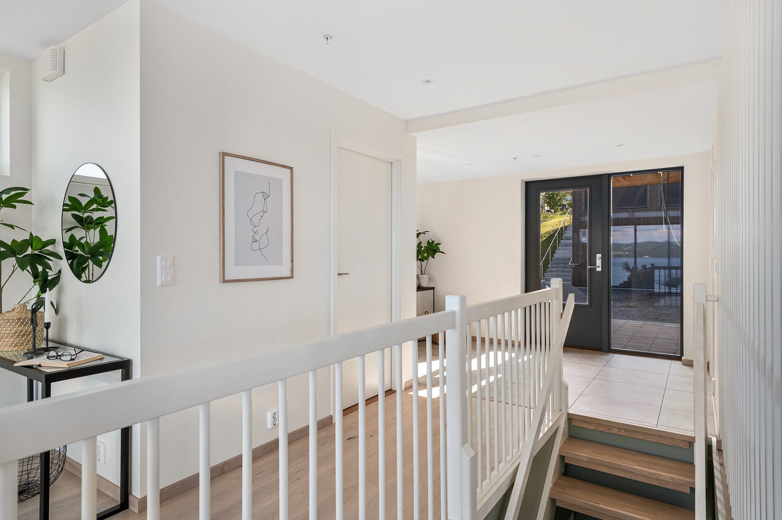 Koselig inngangsparti med gode garderobemuligheter Galleribilde