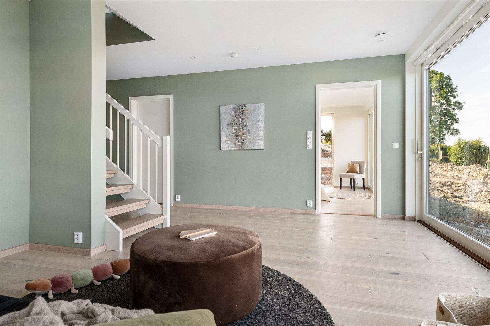 Boligen har gode og store rom og har boltreplass til hele familien Galleribilde