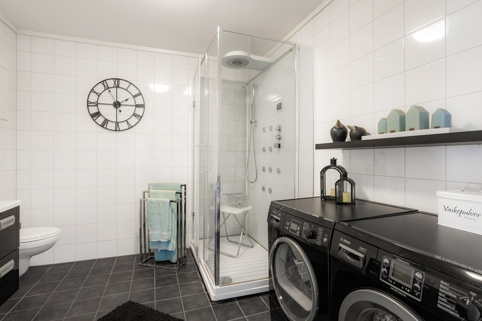 Badet i 2.etasje har innredning med nedfelt servant, veggmontert toalett og dusjkabinett. Galleribilde