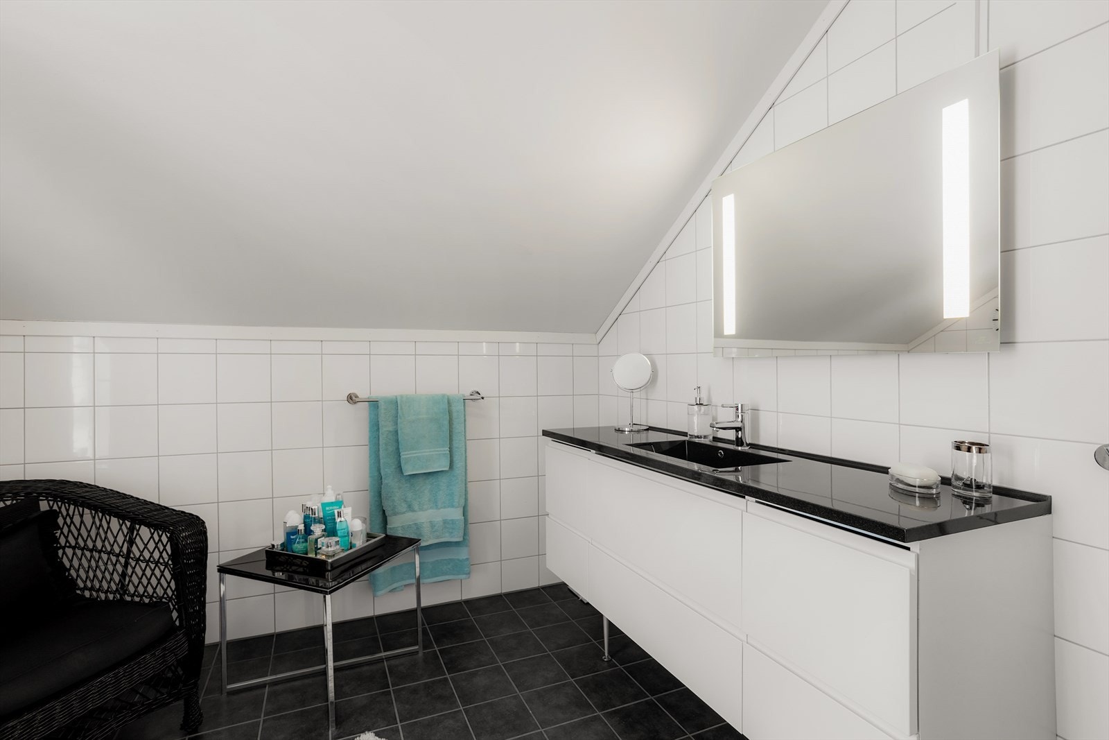 Det er fliser på vegg og malte plater i taket. Flislagt gulv med varmekabler. Det er mekanisk avtrekk via det balanserte ventilasjonsanlegget. Galleribilde