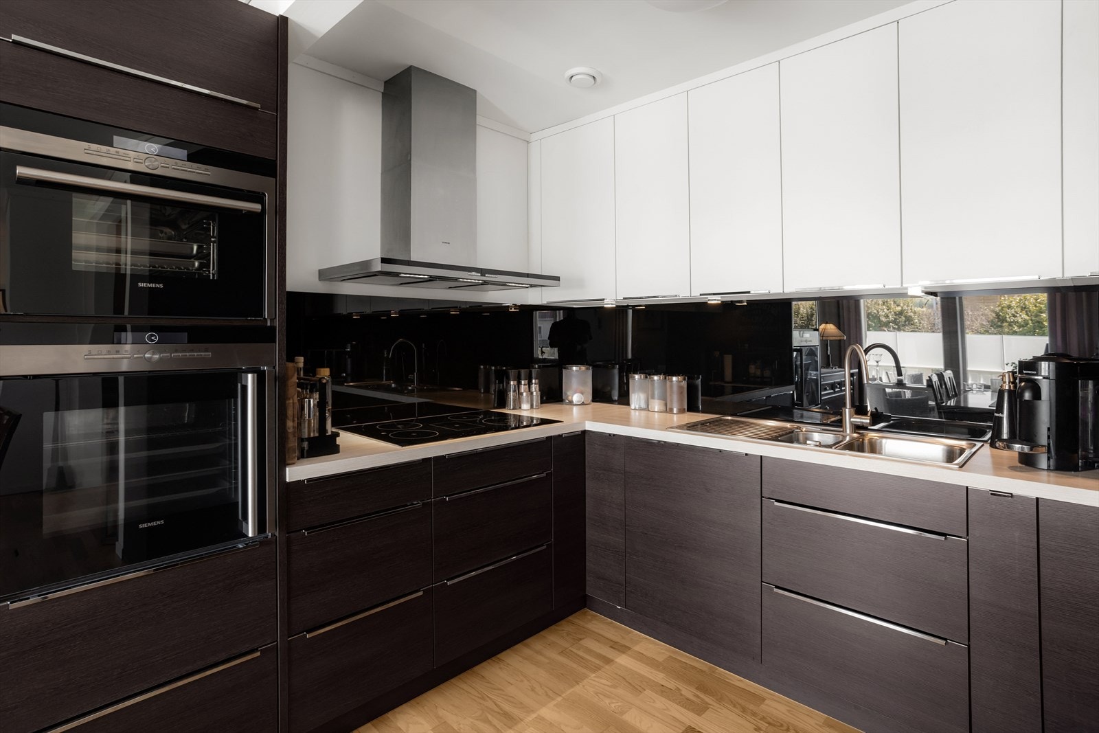 Kjøkkenet har hvitevarer bestående av stekeovn, kombi stek/dampovn, platetopp og oppvaskmaskin. For øvrig er det kjøkkenventilator med avtrekk ut. Galleribilde
