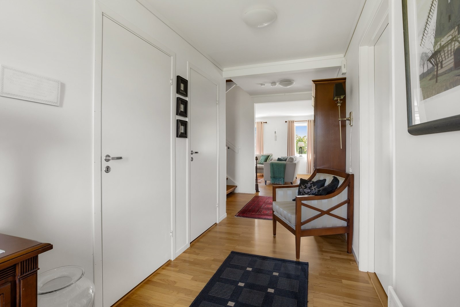 Vel inne blir vi ønsket velkommen i en pen entré, malt i en lys farge. Galleribilde