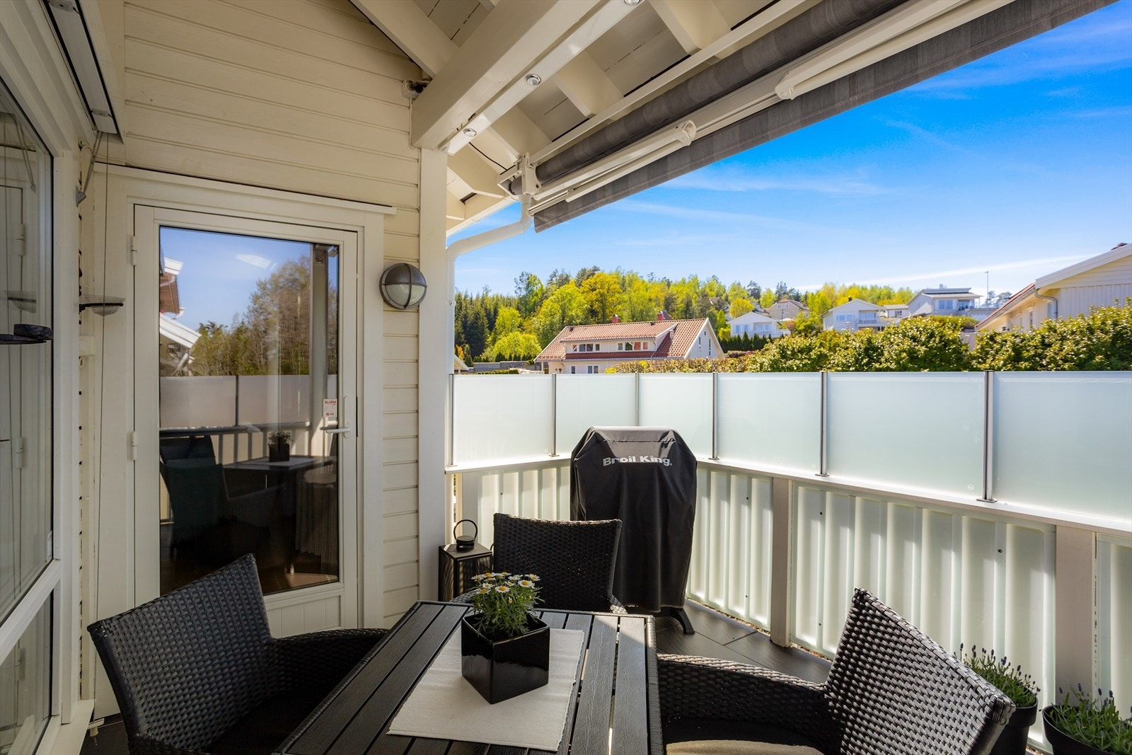 ra stuen er det utgang til en flislagt altan. Det er montert strømuttak, utebelysning og markise. Galleribilde