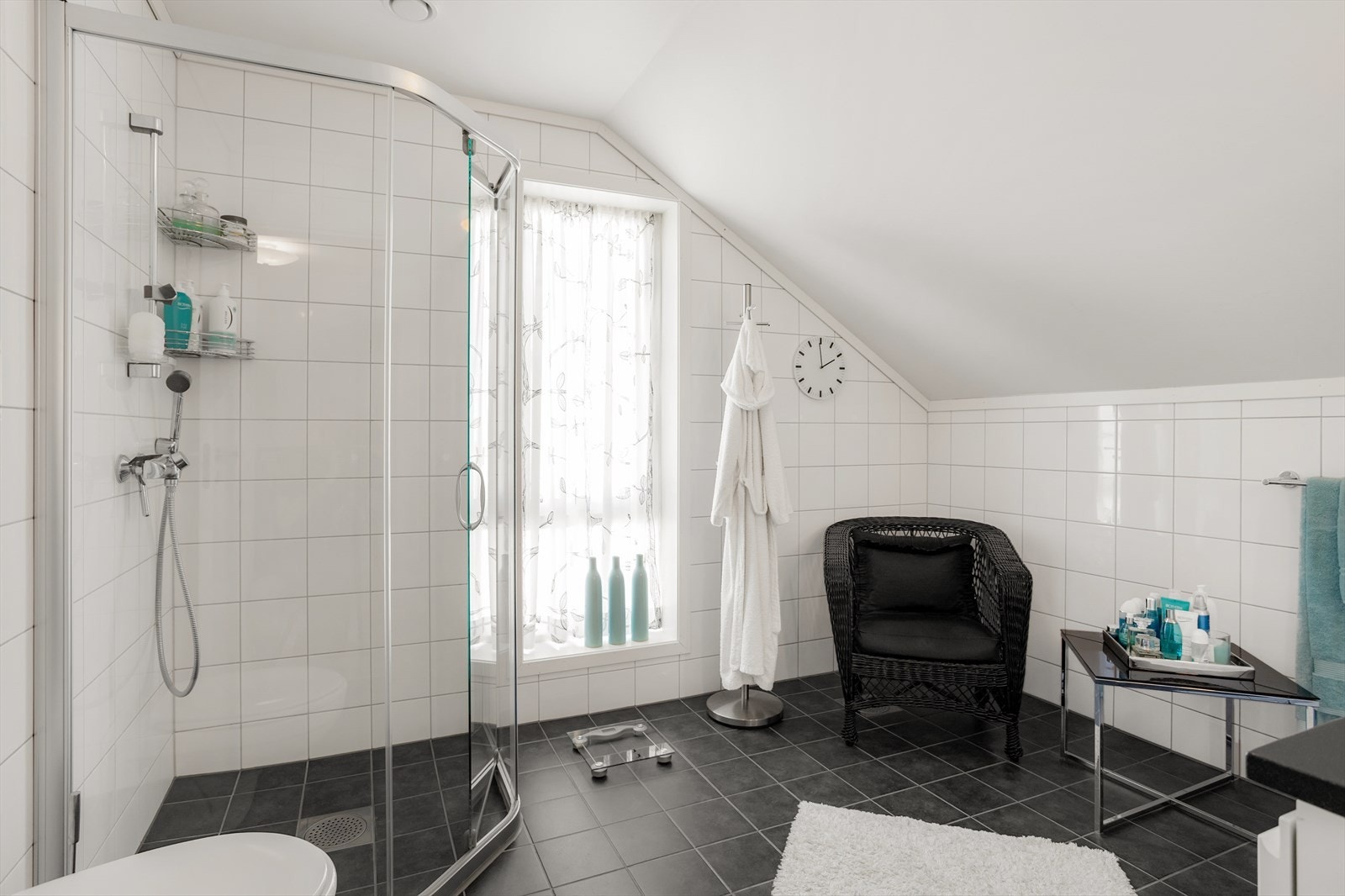 Badet i 3.etasje inneholder innredning med servant, speil med lys over servant, dusjhjørne og veggmontert toalett. Det er i tillegg mulig å montere badekar. Galleribilde