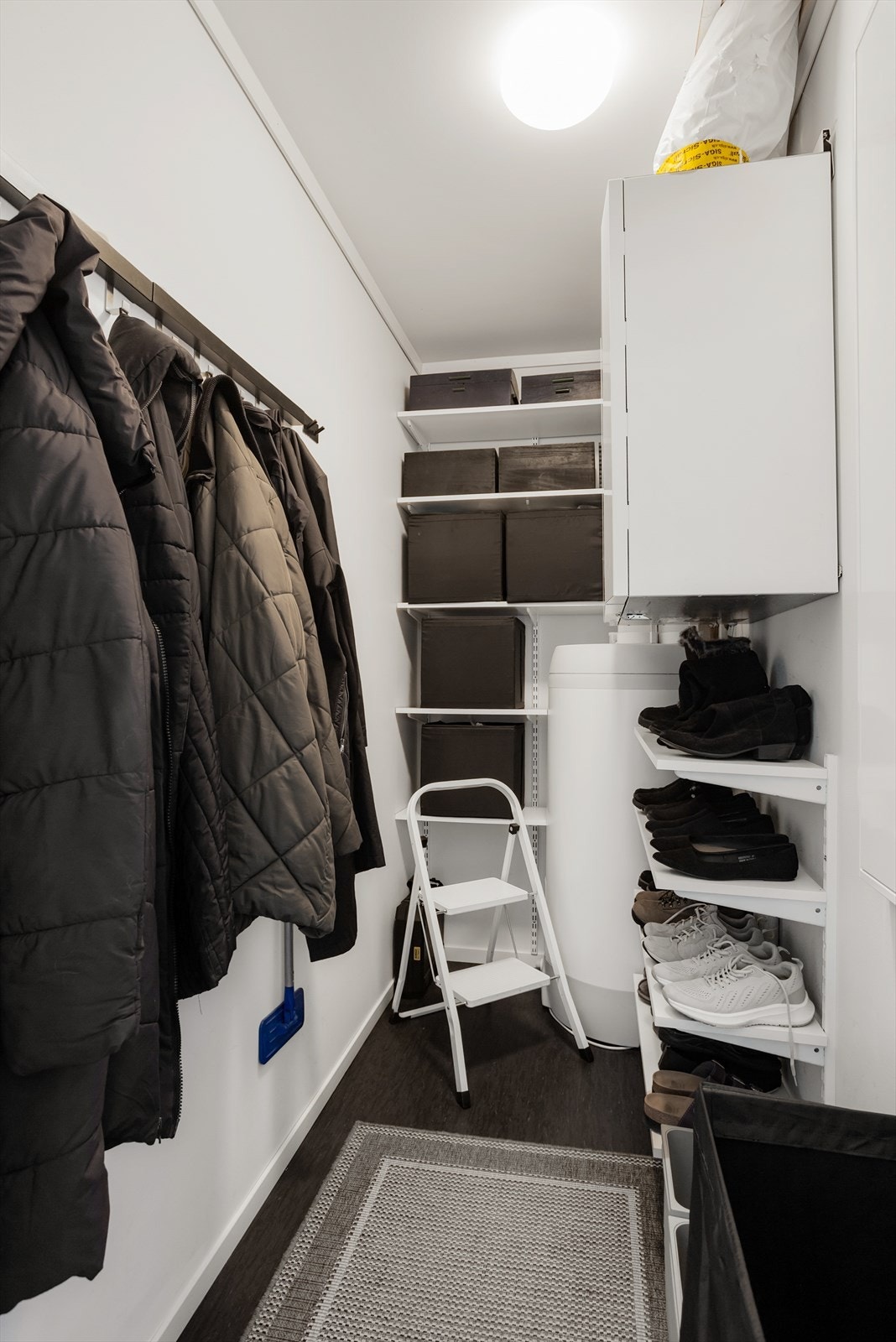 For ytterligere oppbevaringsplass finnes en bod tilknyttet gangen. Galleribilde