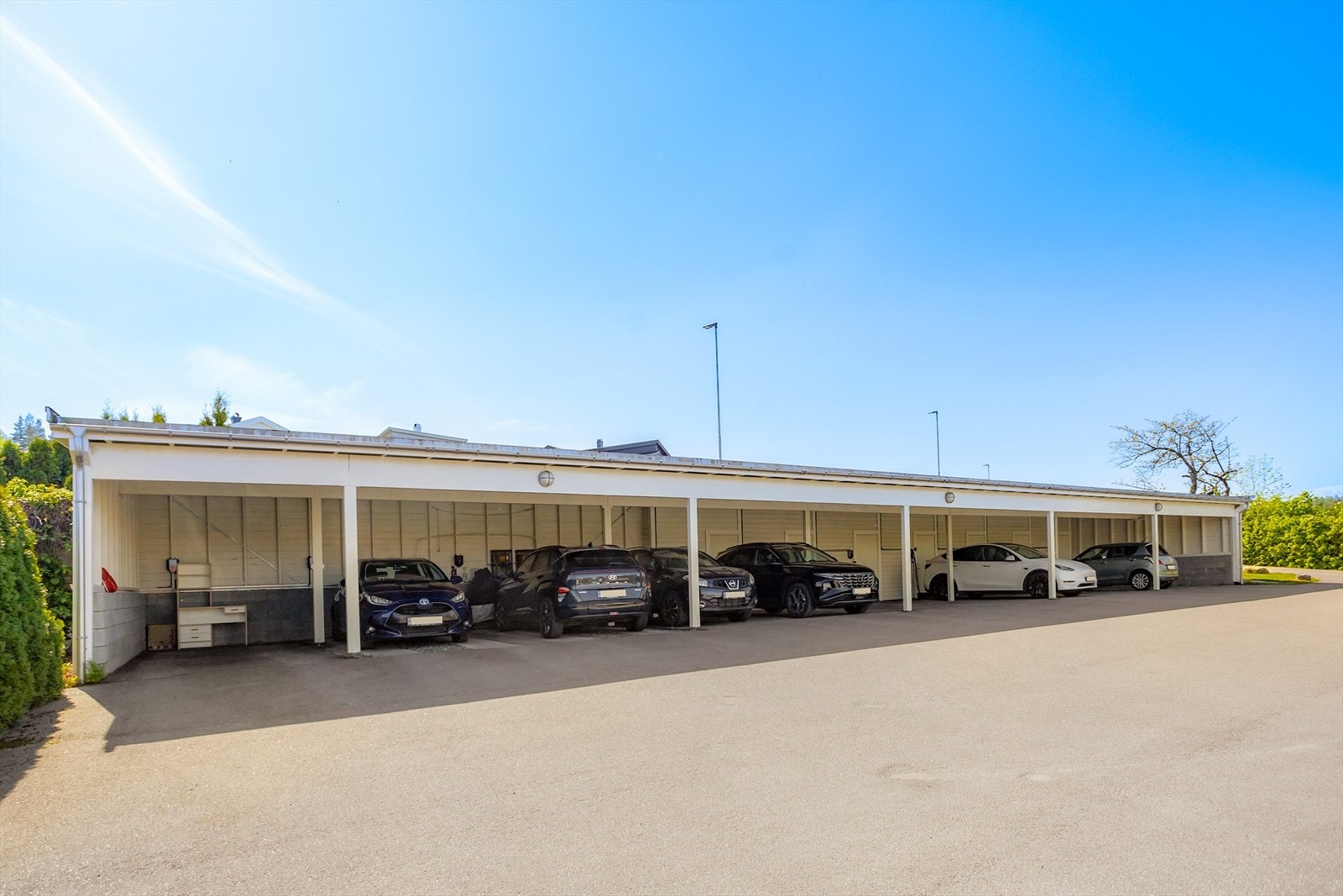 Det medfølger egen parkeringsplass i carport med elbil-lader. Galleribilde