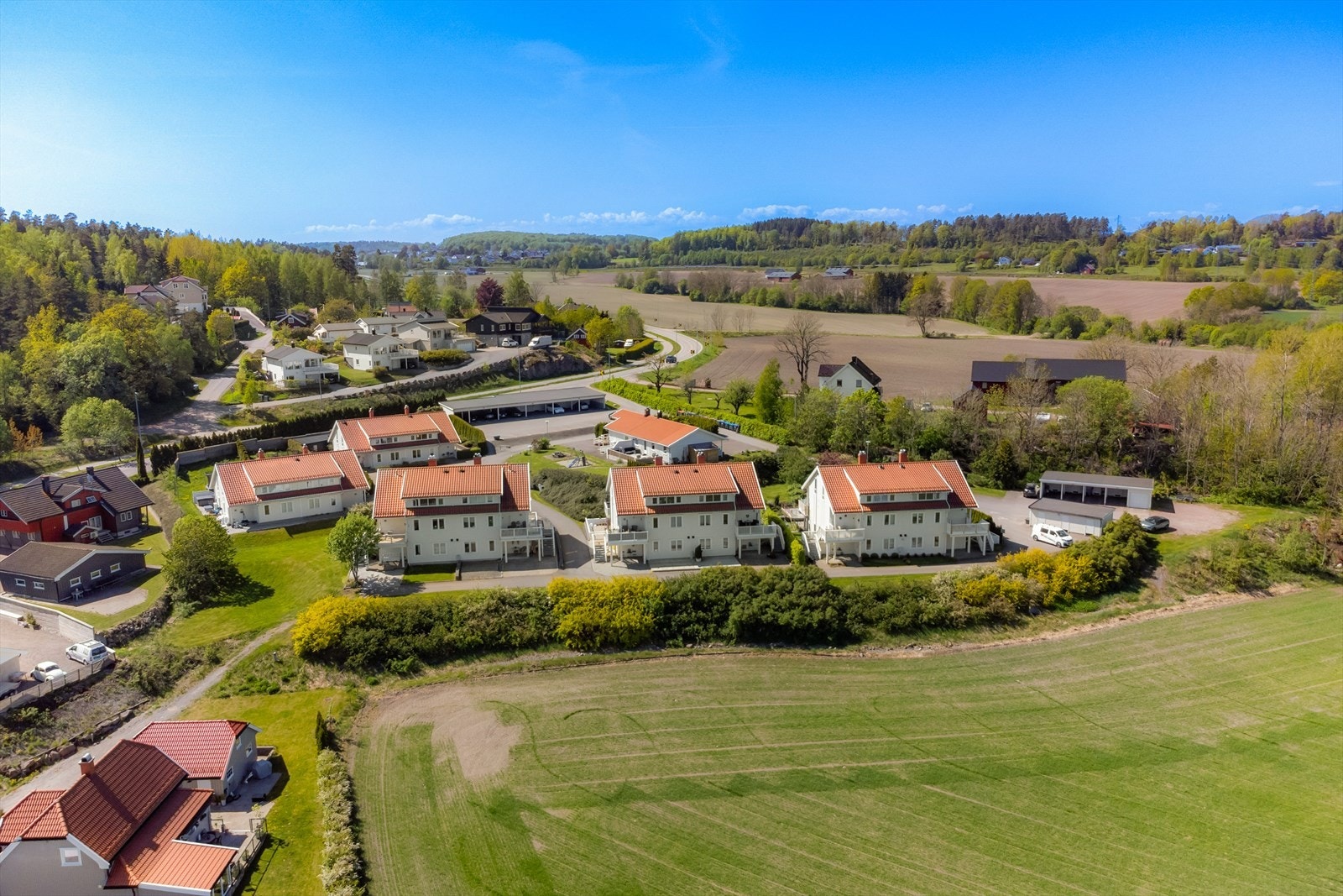 Innkjørselen er asfaltert, mens gårdsplassen er belagt med belegningsstein. Galleribilde