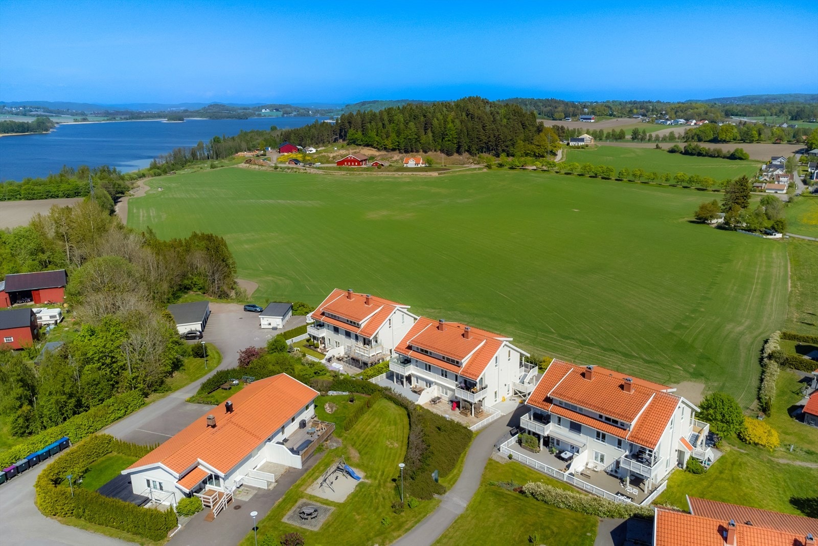 Melsomvikveien 51G er en romslig leilighet med lyse overflater og har en solrik og fin beliggenhet i et veletablert boligstrøk, uten gjennomgangstrafikk - her er det fint å bo for både små og Galleribilde