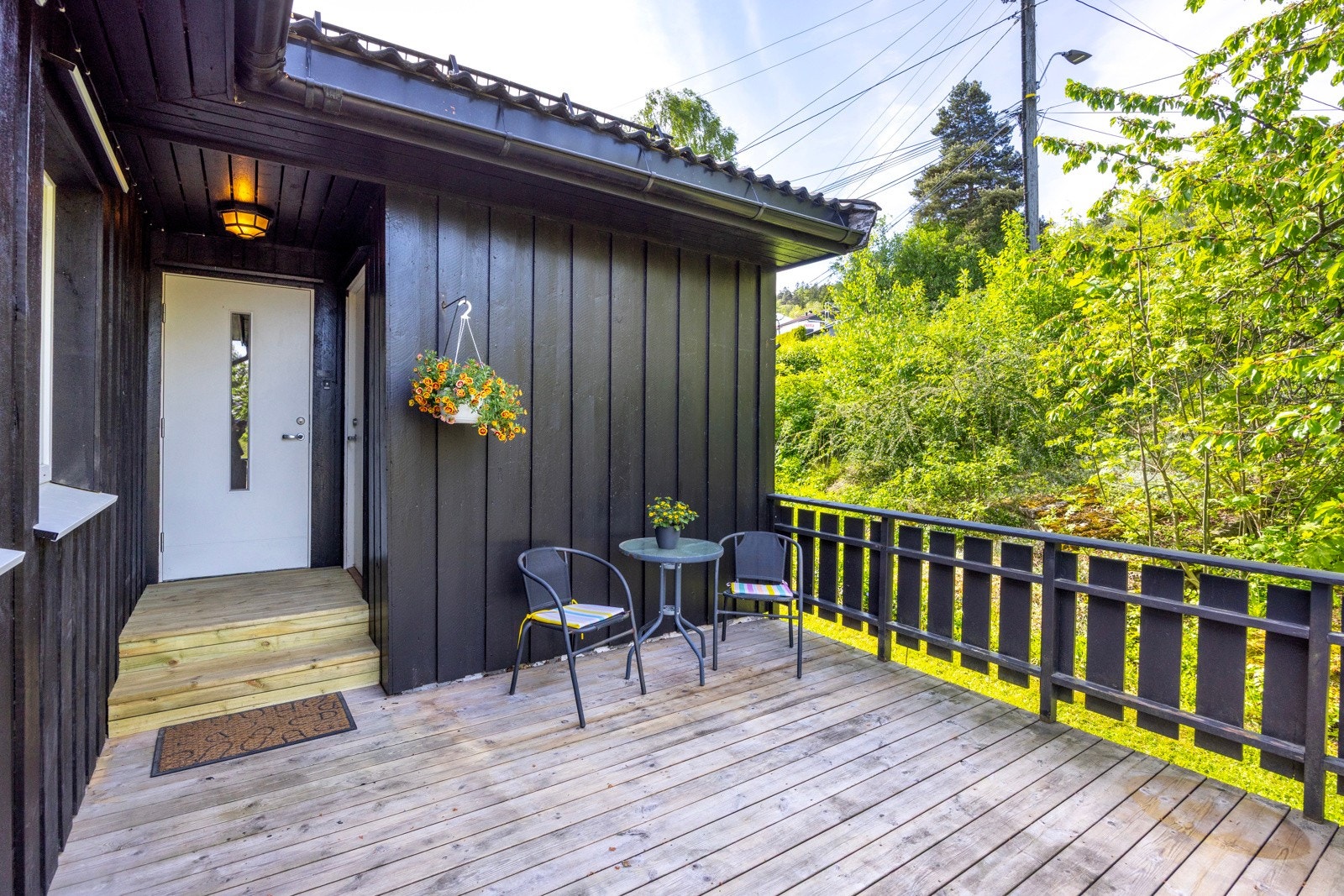 Hyggelig inngangsparti med egen praktisk bod Galleribilde