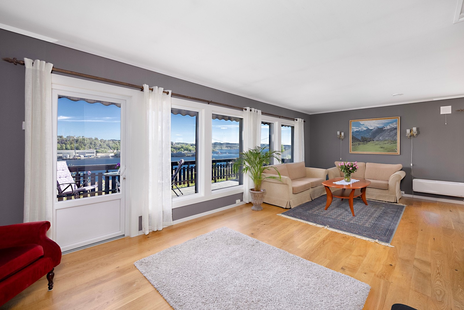 Gode vindusflater som gir godt med lys i rommet Galleribilde