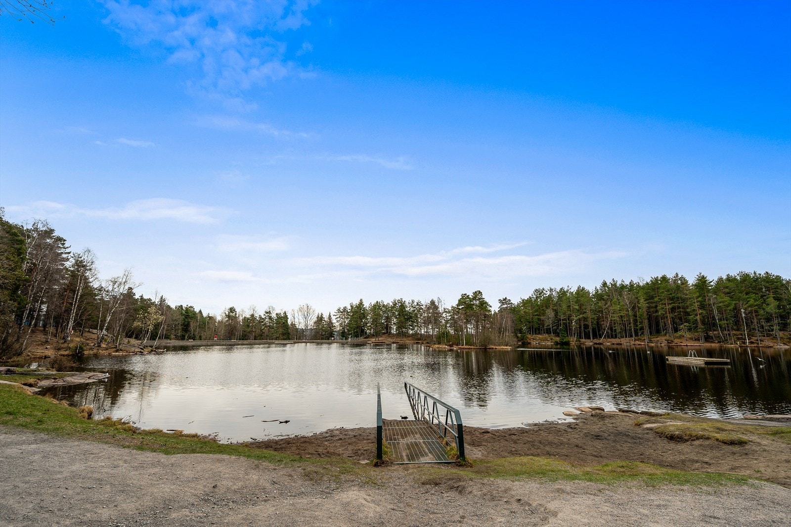 Idylliske Vesletjern ligger i nærheten, med fine badeplasser, sittebenker, ildsteder og natursti. Fra tjernet går det videre turløype inn til Alnsjøen og Breisjøen. Galleribilde