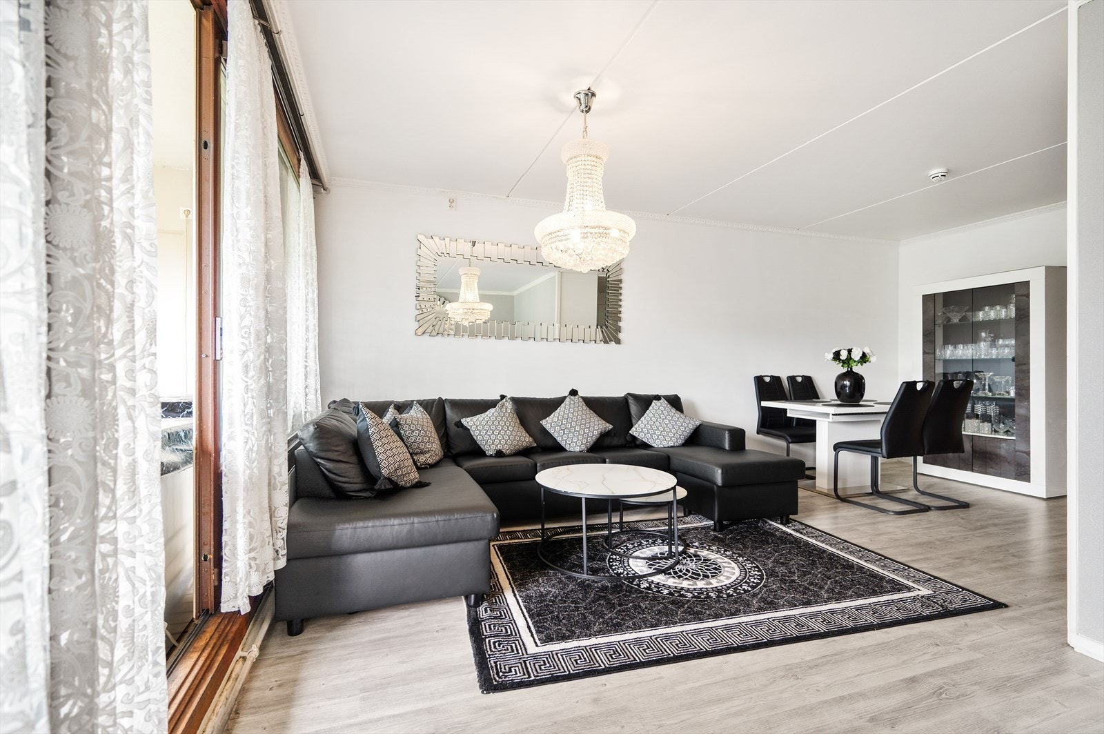 Med plass til et større spisebord og en romslig sofagruppe, kan dette rommet enkelt romme både hverdag og fest. Galleribilde