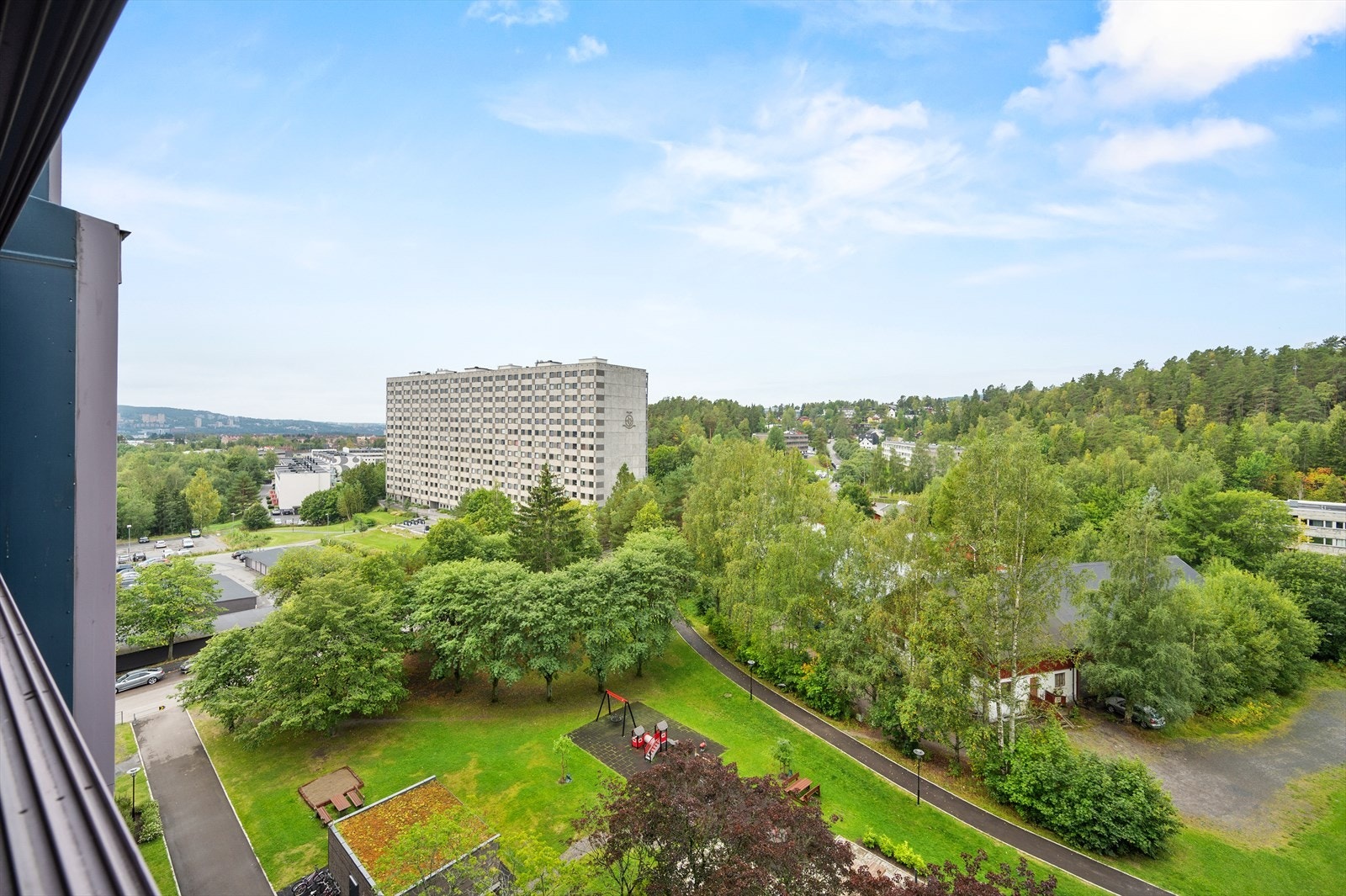 Leiligheten ligger i et attraktivt og veletablert boligområde på Ammerud i Oslo kommune. Hyggelig utsyn fra balkong. Galleribilde