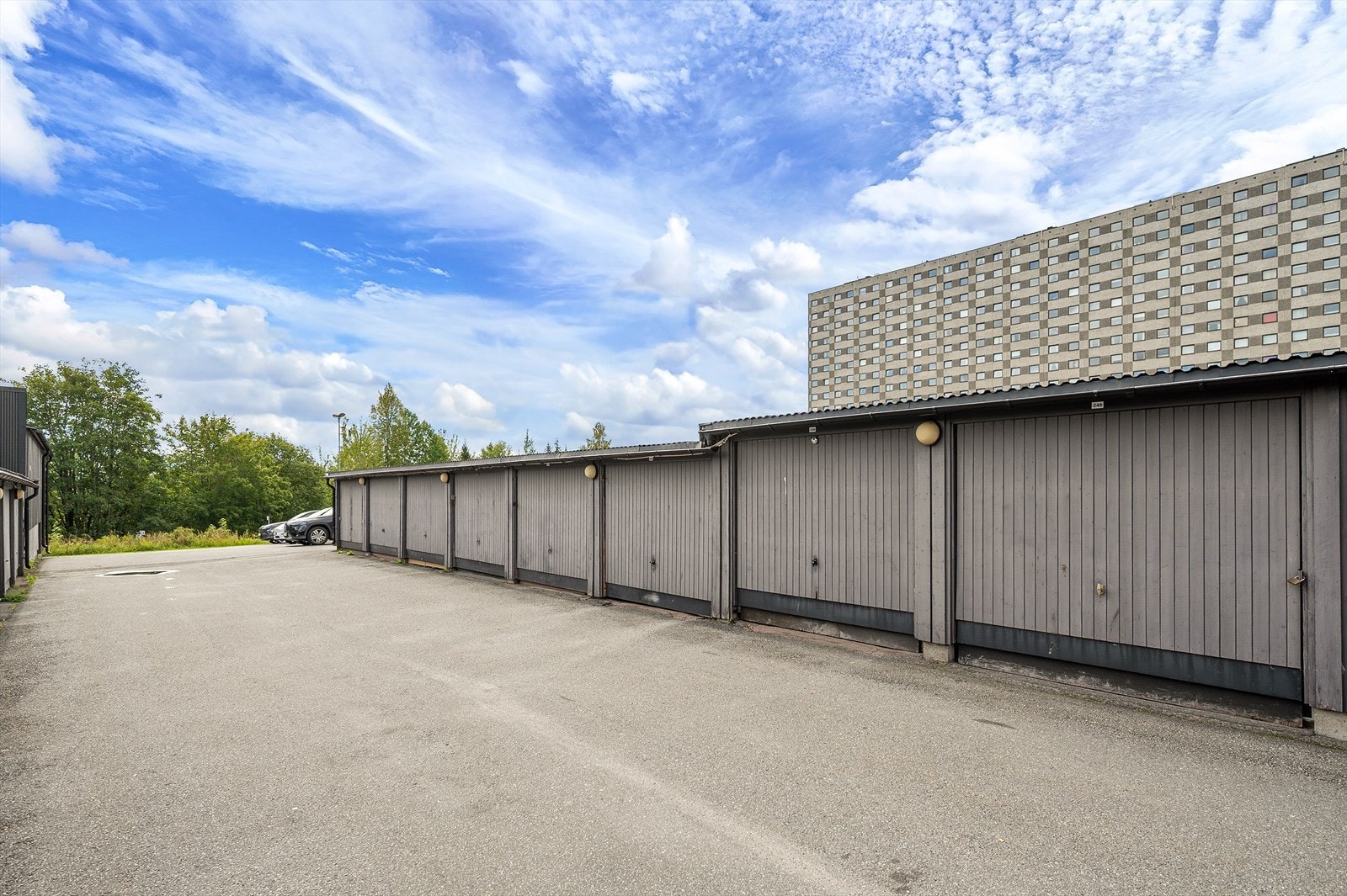 Selger eier garasjeplass merket nr. 249 med lader som selges separat dersom kjøper ønsker dette. Galleribilde