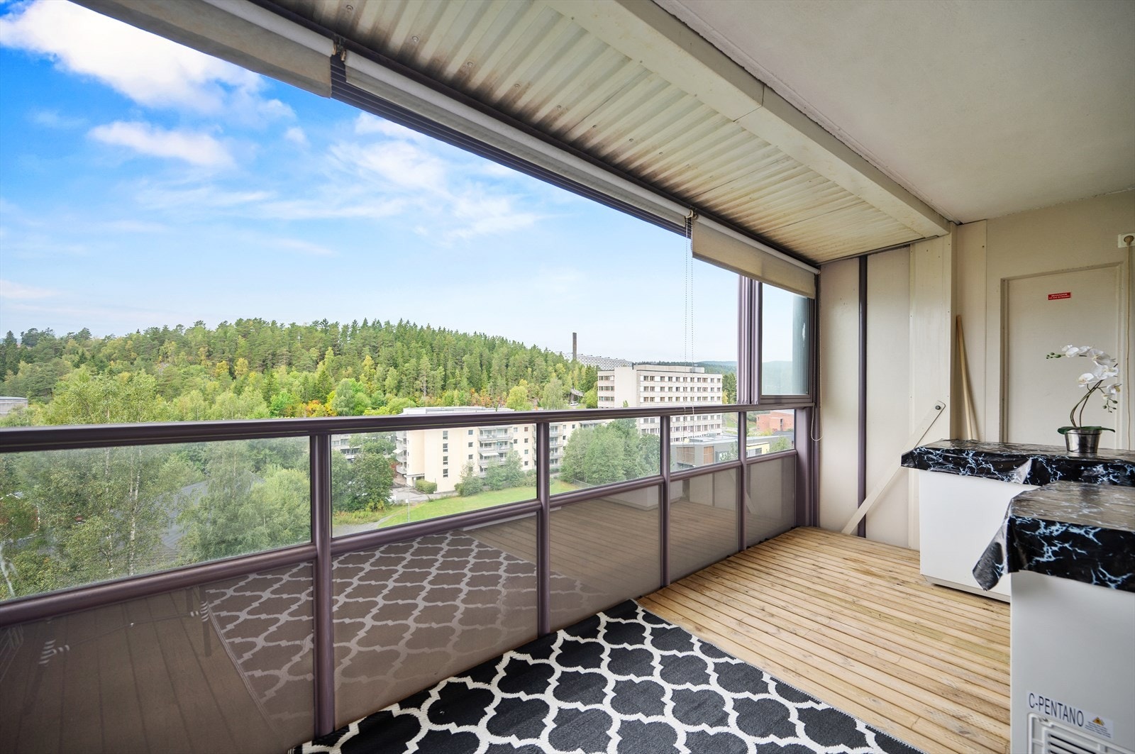 Fra stuen har du utgang til leilighetens innglassede, vestvendte balkong, som utvider bruken av oppholdsrommene. Galleribilde