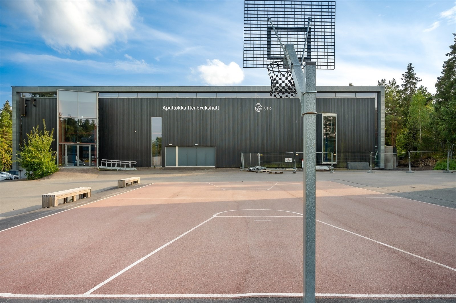 Apalløkka er en innendørs hall med en spillflate merket for håndball, basketball og innebandy. Galleribilde