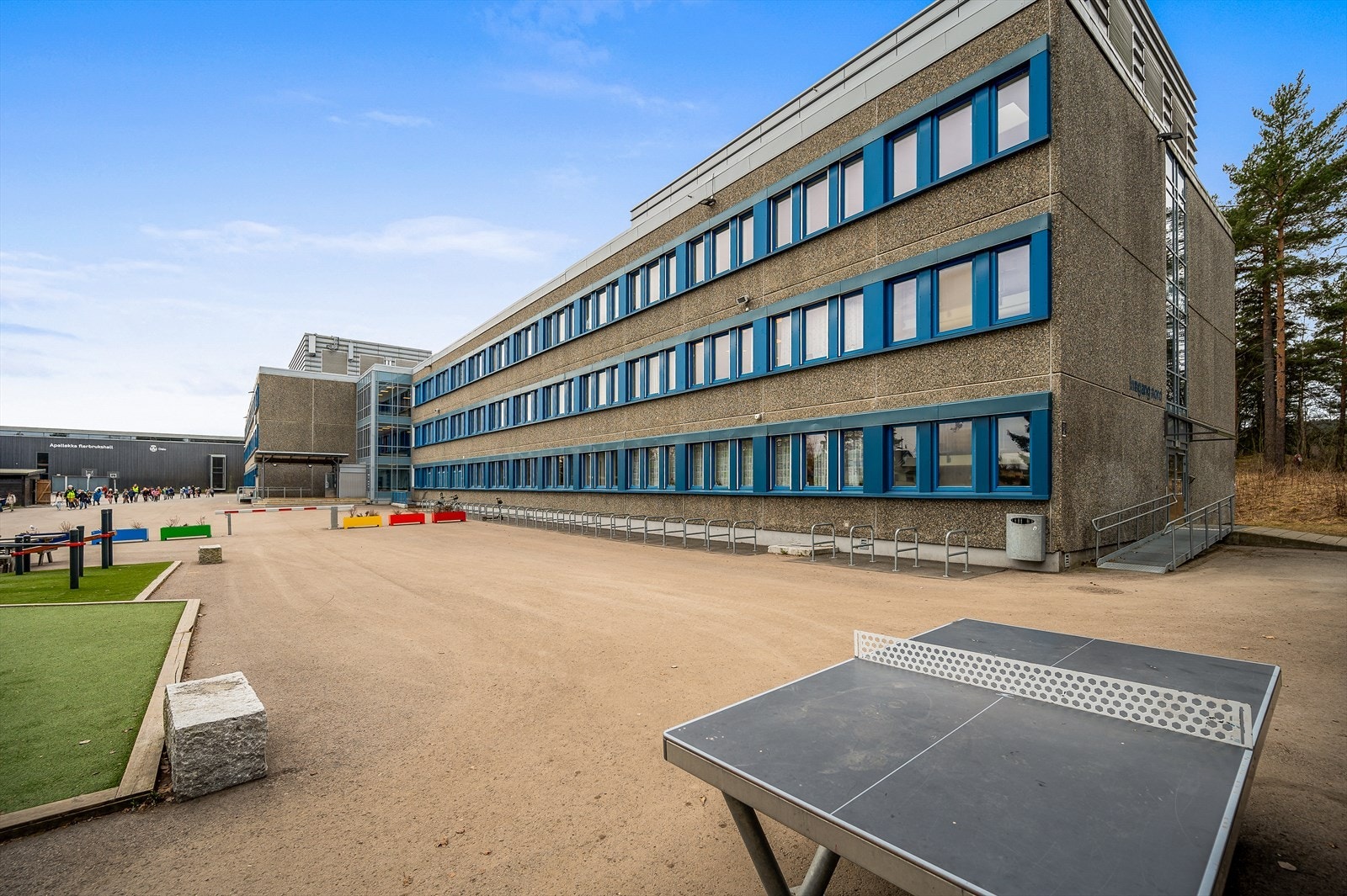 For elever i ungdomstrinnene er det ca. 14 minutters gange til Apalløkka ungdomsskole. Galleribilde