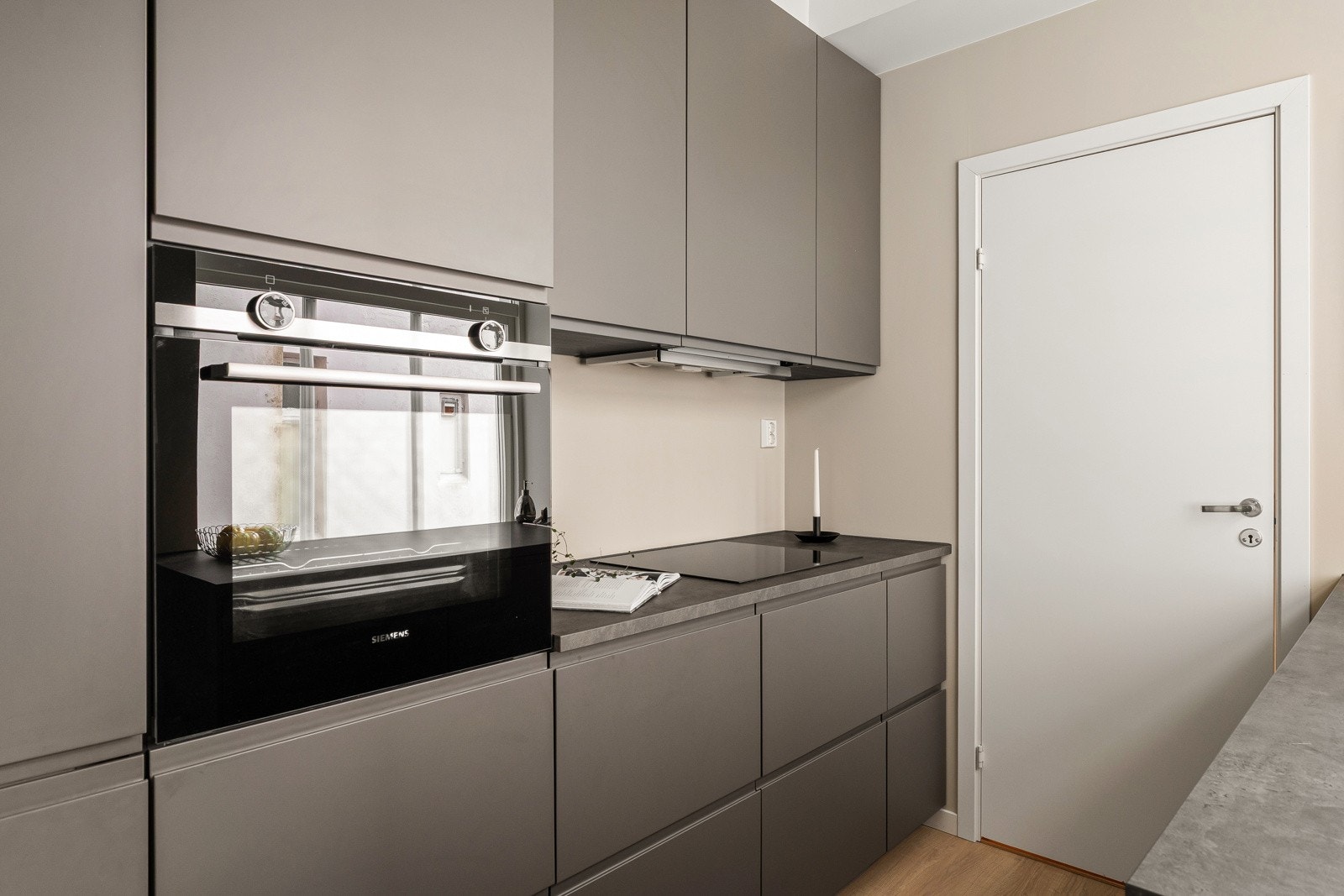 Intigrerte hvitevarer på kjøkken: Kjøle/ fryseskap, oppvaskmaskin, stekeovn og induksjonstopp Galleribilde