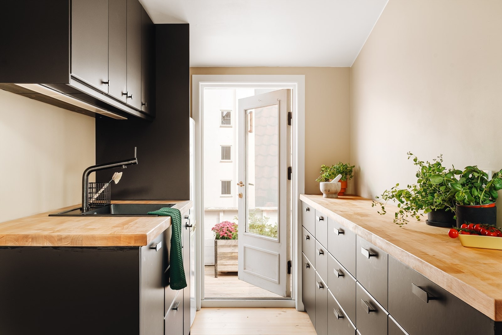 Lekkert kjøkken fra 2020 med god skap- og benkeplass. Galleribilde