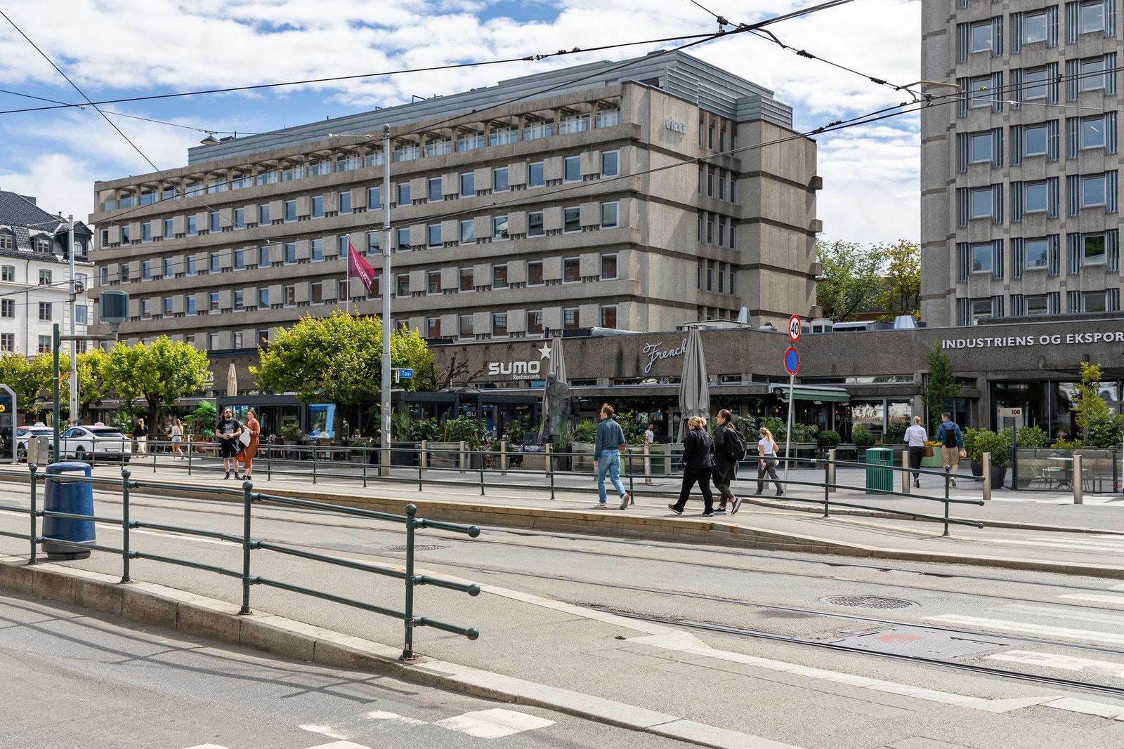 Solli Plass har et bredt kollektivtilbud, med trikk og buss. Galleribilde