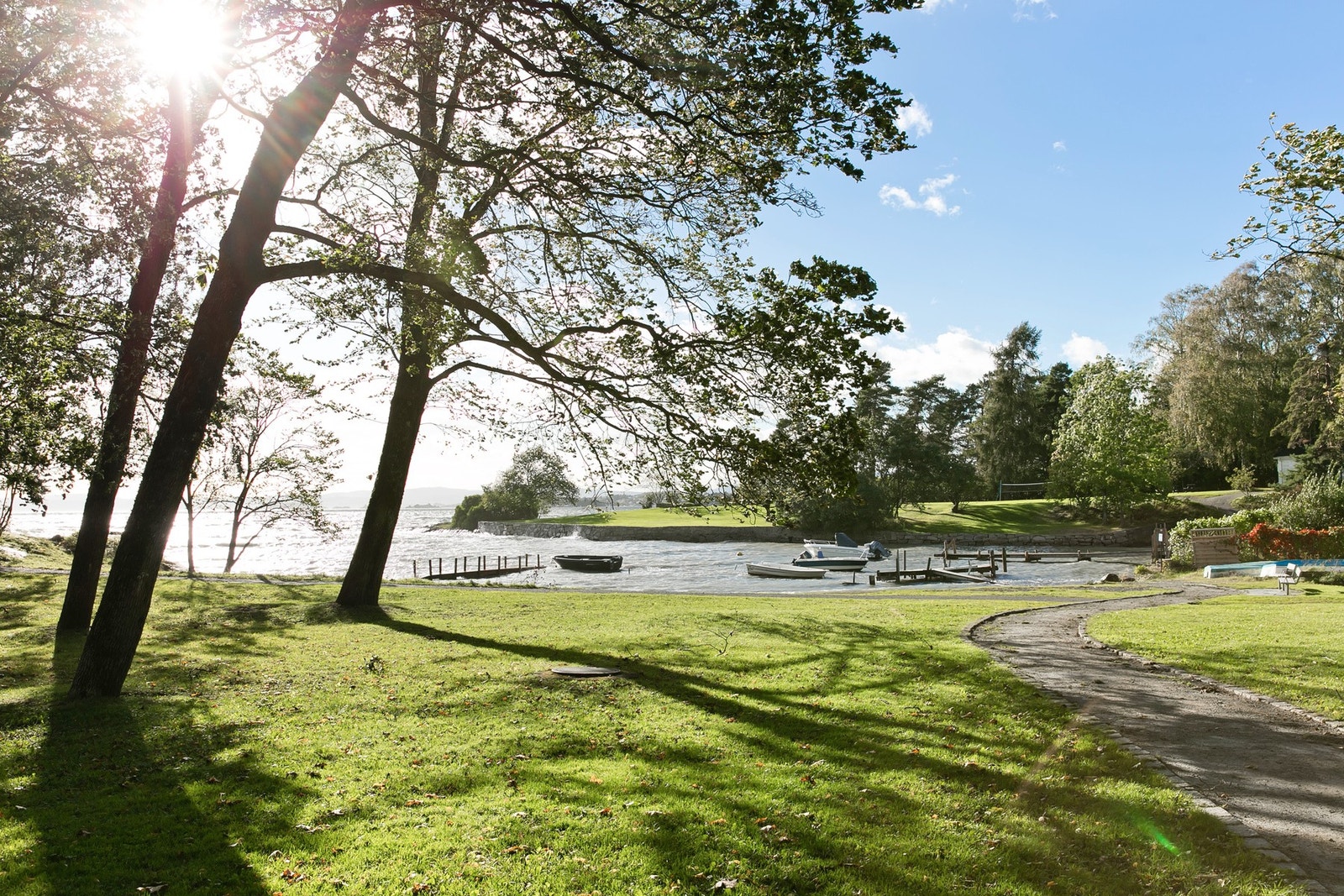 Kort vei til sjø og havnepromenaden ut til naturskjønne Bygdøy. Galleribilde