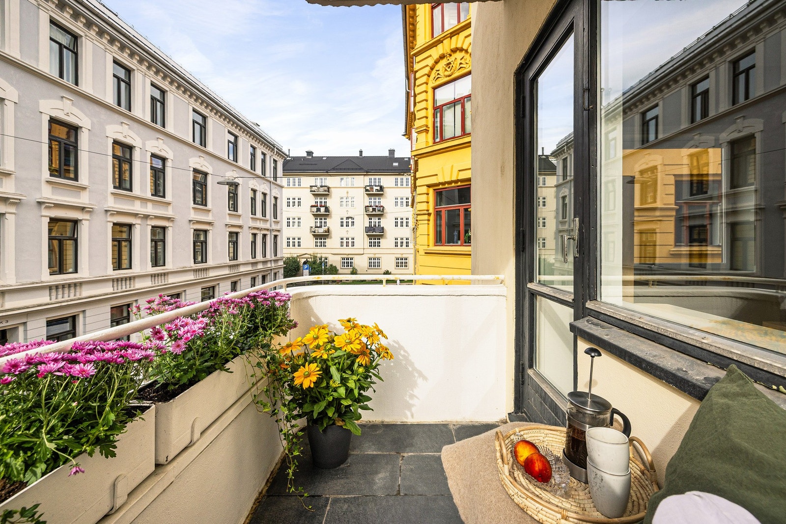 Balkongen er cirka 3 m² og vender ut mot rolig gate. Galleribilde