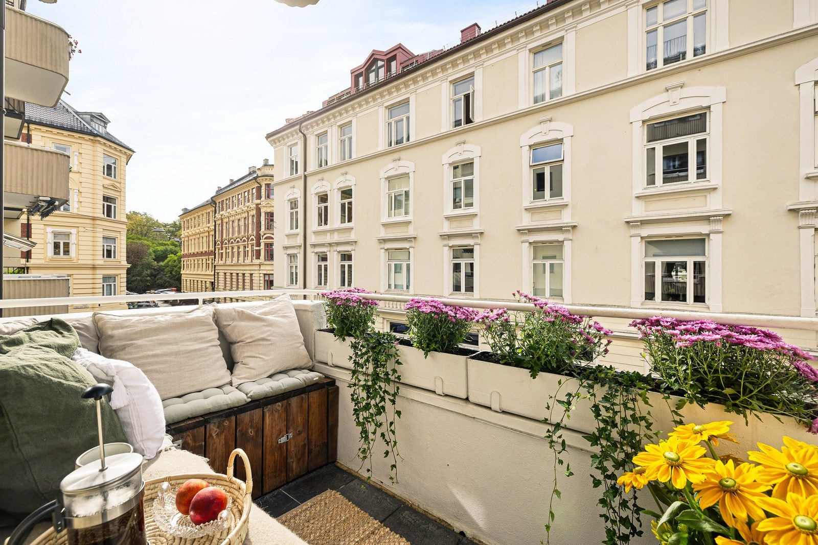 Balkongen er sydvendt, og har gunstige solforhold. Adkomst er fra sosiale stue og kjøkken. Galleribilde