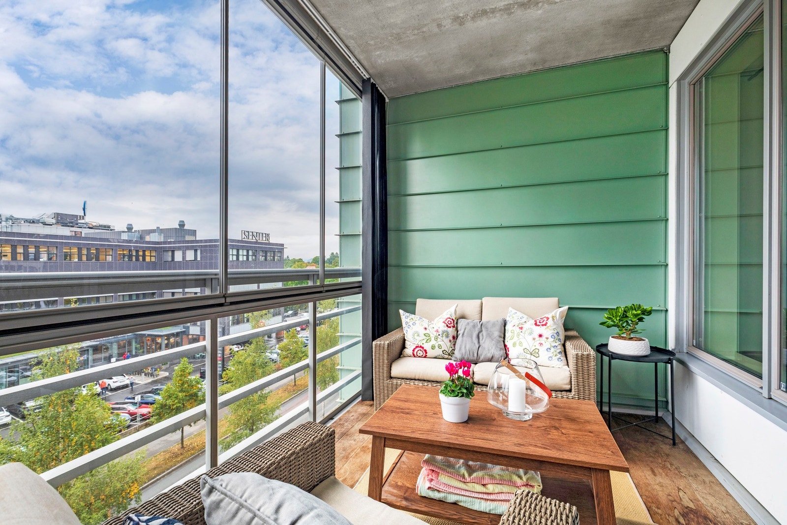 Innglasset balkong på 10 kvm. Galleribilde