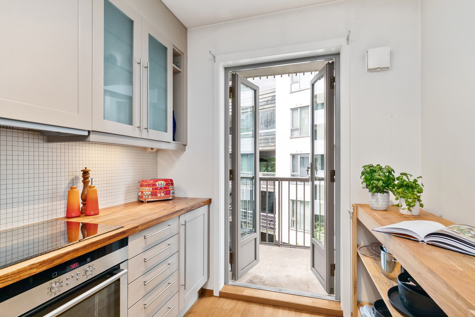 Fra kjøkkenet er det utgang til balkong. Galleribilde