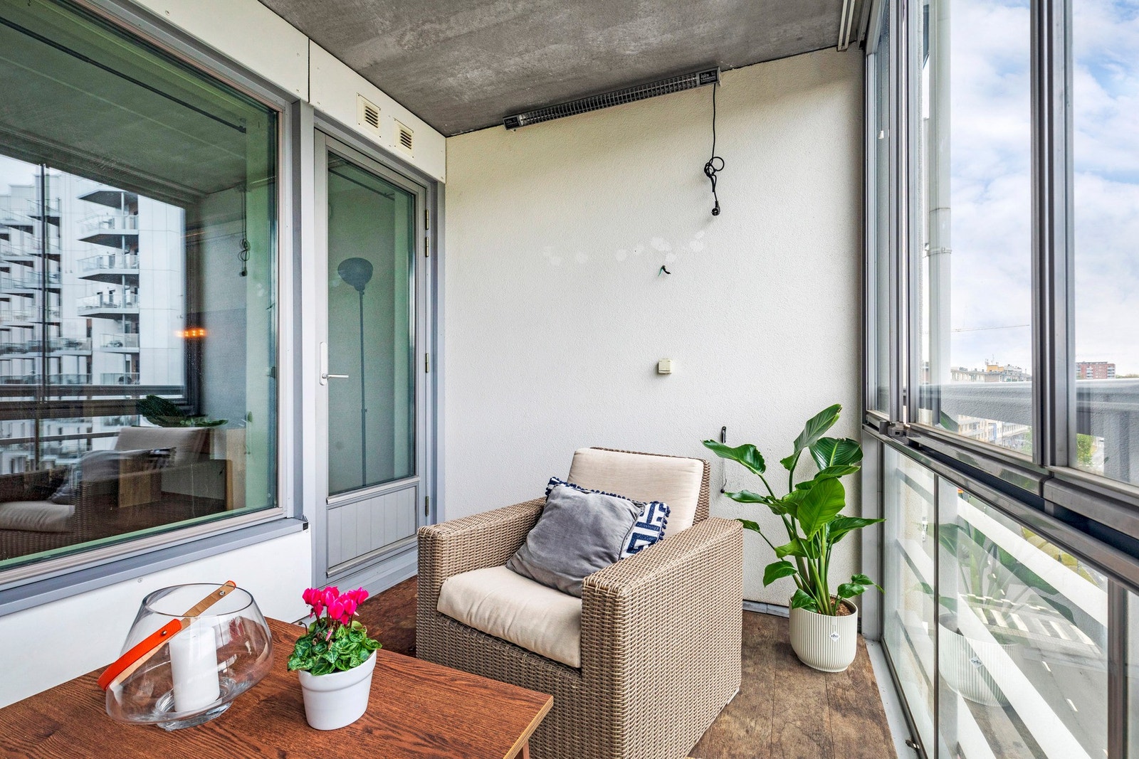 Syd-vestvendt balkong. Galleribilde